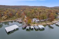 Private Dock and Breathtaking Lake Views - Stunning Tranquil Retreat Hotel a Adair Township