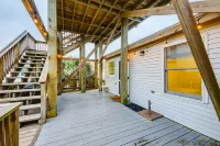 Beach Across the Street Ocean View Home w/ Roof Deck, Porch, AC - Dogs OK Hotel a Folly Beach