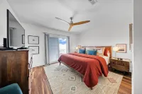 Gulf Views! Only 30 Seconds to the Beach Modern Amenities Meets Vintage Charm Hotel di Inlet Beach