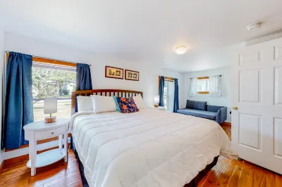 Relaxing home with gas grill, washer/dryer, TV, kitchenette - close to mall