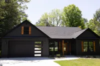 Luxury Getaway Brand New House Hot Tub Fireplace Game Room Landrum