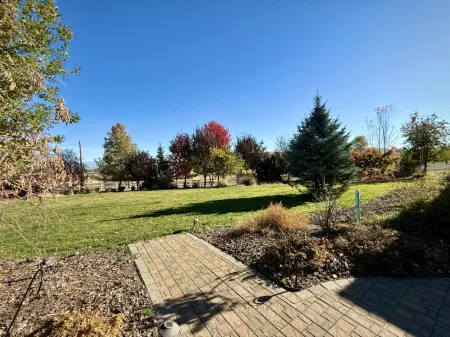 Scenic Views and Inviting Firepit - Charming Cozy Retreat