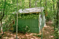 Private & secluded cabin with a hot tub, WiFi, firepit, & full kitchen Hotels in White County