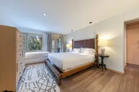 Gourmet Kitchen and Stunning Mountain Views - Bright Spacious Oasis Hotels near Tahoe Pines HOA Pier and Beach