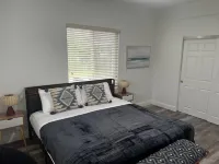 Chic Serene Haven with Parking - Washer, TV, WiFi, AC