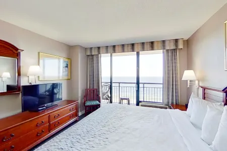 Oceanfront condo on 10th floor w/ AC, WiFi, pool/hot tub - snowbird friendly Отели рядом с достопримечательностью «Мертл-Бич»
