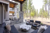 Chef's Kitchen and Private Hot Tub with Scenic Views - Stunning Escape