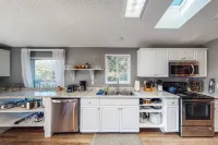 Serene waterfront haven with lake views, fenced yard & home office Hotels in Curry County