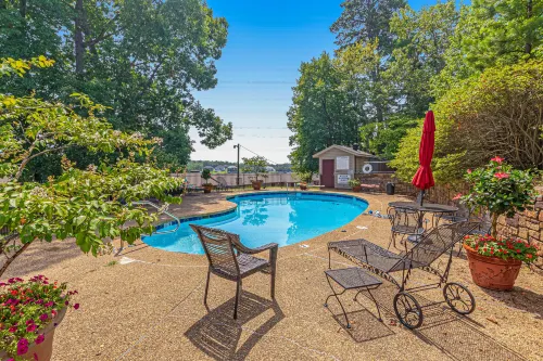 Sunny & spacious lake view condo with furnished balcony & pool access Hotels in Hot Springs