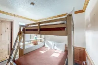 Deluxe condo with private patio, pool & hot tub