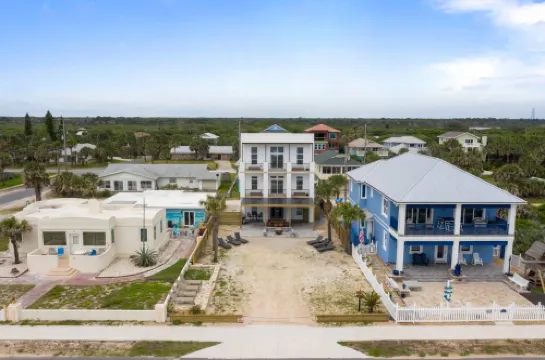 Hot Tub and Beautiful Ocean Views - Stunning Coastal Oasis