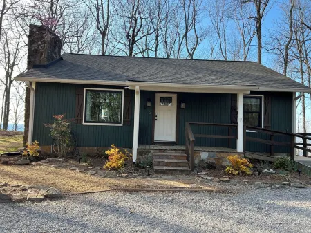 Bear Brow Cabin. Amazing view from brow to valley below.