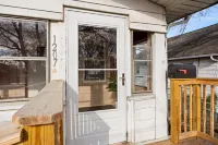 Vintage Charm with Cozy Outdoor Oasis - Enchanting Stylish Retreat Hotels in Spring Bay Township