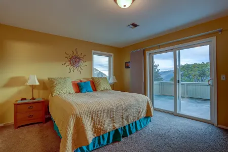 Hot Tub and Gourmet Kitchen with Mt Hood View - Charming Escape