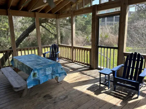 Spacious Cottage with Outdoor Showers and Screened Porches - Charming Escape