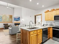 Hot Tub, Pool and Mountain Views - Charming Alpine Retreat Hôtels à : Comte de Summit