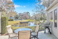 Tranquil Oasis with Pond View and Community Pool - Elegant Retreat
