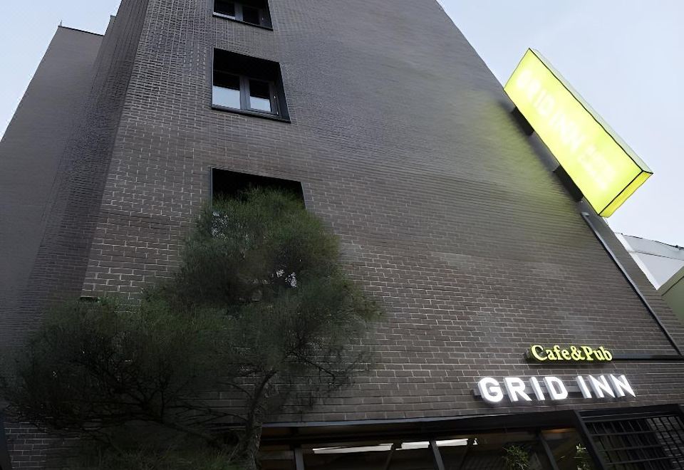 그리드 인 호텔의 모던한 인테리어와 카페 공간 이미지