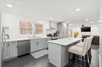 Private Hot Tub and Spacious Deck - Luxurious Tranquil Retreat