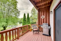 Hot Tub, River Access, and Walkable Location - Charming Retreat Hotel a White County