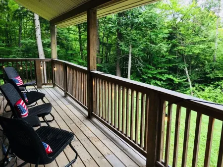 White Mountains sleeps 11 PET FRIENDLY with indoor/outdoor pools, hiking/biking Отели в г. Торнтон