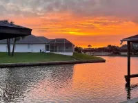 10 min from beach access, sleeps 10 private dock