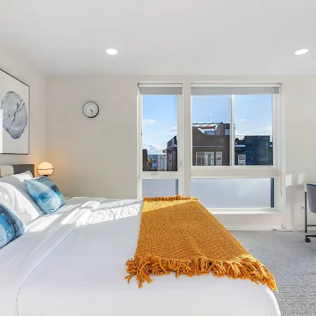 Modern 3Br - Walk to Light Rail with Evcharger & Parking