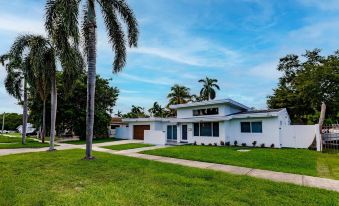 Stylish Aventura Home with Pool on Intercostal