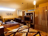 Hotel Gran Aurum Hotels near Triplets Bridge