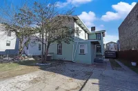 Spacious 3 bed 2 bath with free parking and easy NYC transportation