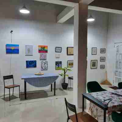 1 Bed House - Sleeps 2 - Pets - Parking - Wifi Dining/Meeting Rooms
