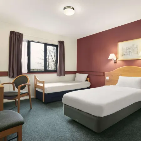 Days Inn by Wyndham Abington M74