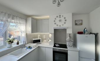 Modern 3-bed Hideaway Near Westgate With Parking