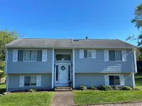 Spacious Summer Rental in Bonnet Shores/Narragansett, RI. Close to area beaches.