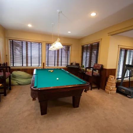 Luxury 6Br Solitude Ge- Indoor Bball Court, Private Tub 6 Bedroom Home by Redawning