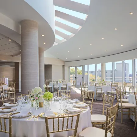 Kansas City Marriott Country Club Plaza Отели рядом с достопримечательностью «Стадион «Эрроухед»»