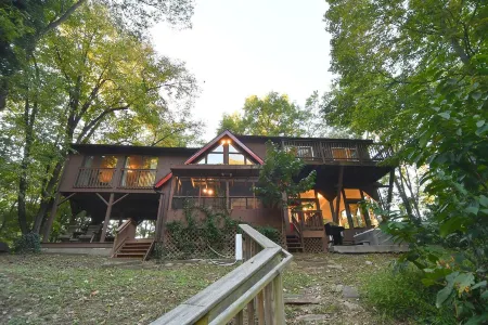 River Time Cabin -Time Floats Away! Отели рядом с достопримечательностью «Парк штата Беркли Спрингс»