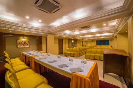 Highway View Отели рядом с достопримечательностью «Nerul Balaji Temple»