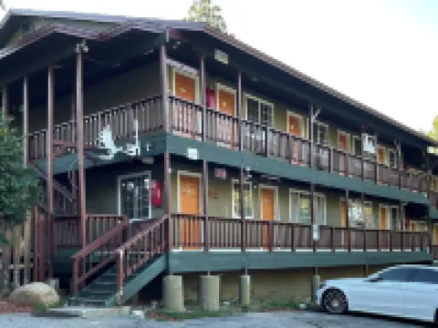 Deep Creek Hotels near SkyPark at Santa's Village