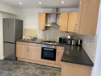 Home Sleeps5-Netflix-Parkg-Near City center Etihad Hotels in Oldham