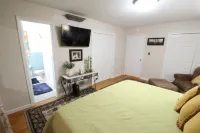 Mom's House Hotels near Peach Orchard RV Park & Campground