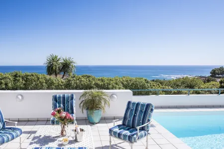 Bay Reflections Camps Bay Luxury Serviced Apartments Отели рядом с достопримечательностью «Двенадцать Апостолов»