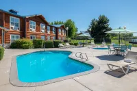 River Lodge and Cabins فنادق في Boardman