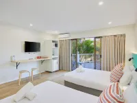 Red Star Palm Beach Hotels near Masakan Indonesian Restaurant