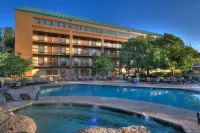 Quality Inn Near the Island Pigeon Forge - spa