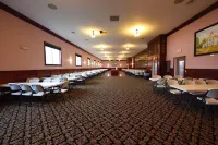Mackinaw Beach and Bay Inn & Suites