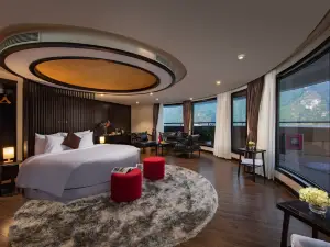 Scarlet Pearl Cruises - Wonder on Lan Ha Bay