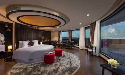 Scarlet Pearl Cruises - Wonder on Lan Ha Bay