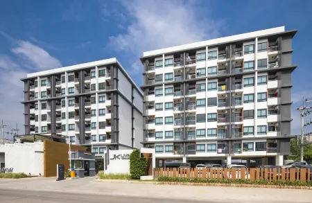 JK Living Hotel and Service Apartment Отели в г. Chachoengsao