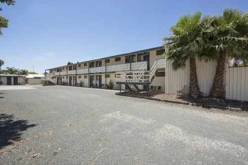 Pioneer Station Motor Inn - parking